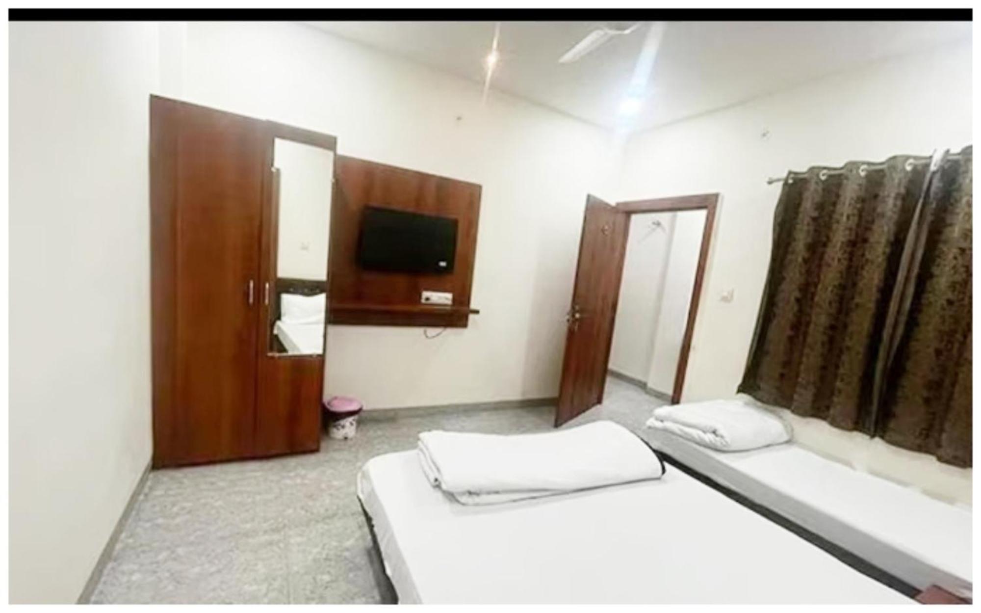 Premium Hotel Ujjain - G A R I M A - Near Mahakal Temple And Rivar - Railway Station - Hygiene & Spacious Room - With Wifi- And Parking Facilities - Best Hotel In Ujjain Buitenkant foto
